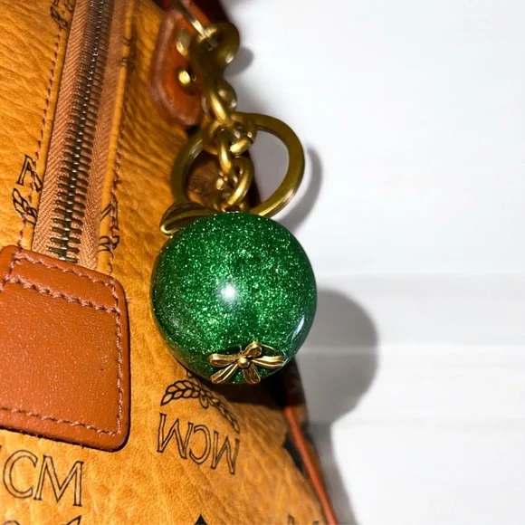 Glistening Glittery Apple 🍏 Keychain Bag Charm Accessory Gold bass Detailing. - Picture 4 of 4